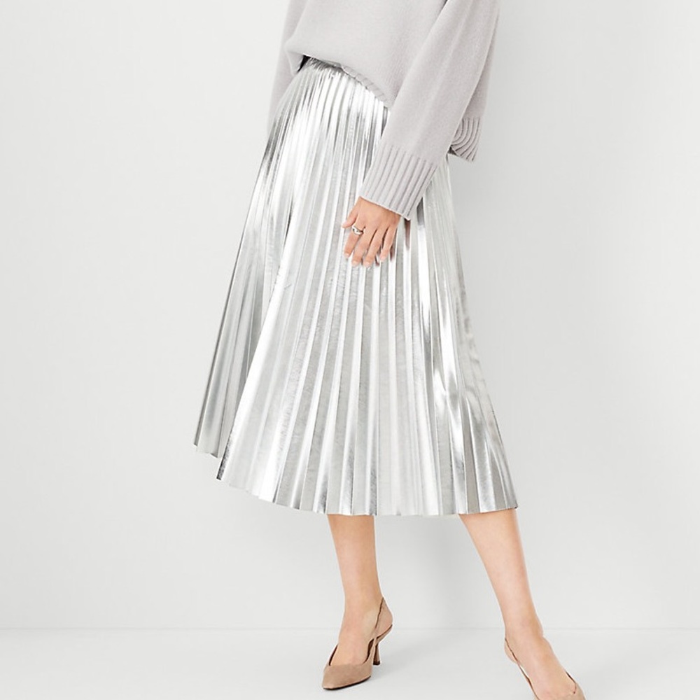 Ann Taylor faux leather pleated midi skirt - size 6 silver